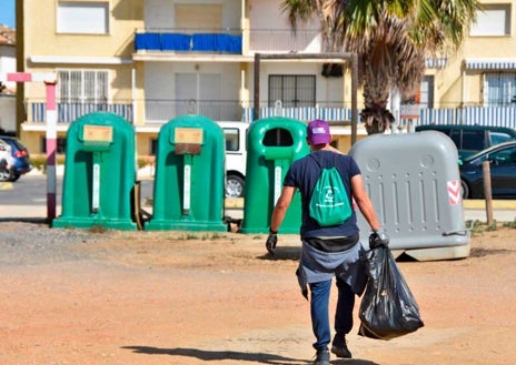 Imagen secundaria 1 - Los reclusos en plena faena durante la actividad programada por el centro penitenciario onubense. Abajo a la derecha, las responsables municipales Jimena Donoso y Cinta López junto a la subdirectora de la cárcel, María José Sánchez