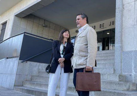 El secretario general del PSOE de Punta Umbría, Jesús Ferrera, en la puerta de los juzgados de Huelva