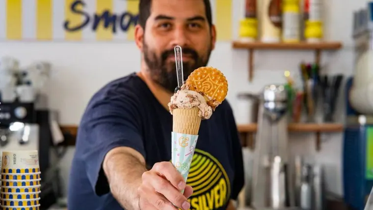 Alejandro Isac Reyes con uno de los helados de 'El Artesano'