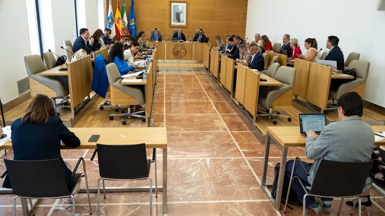El pleno de la Diputación muestra su apoyo unánime a los chiringuitos de las playas de Huelva