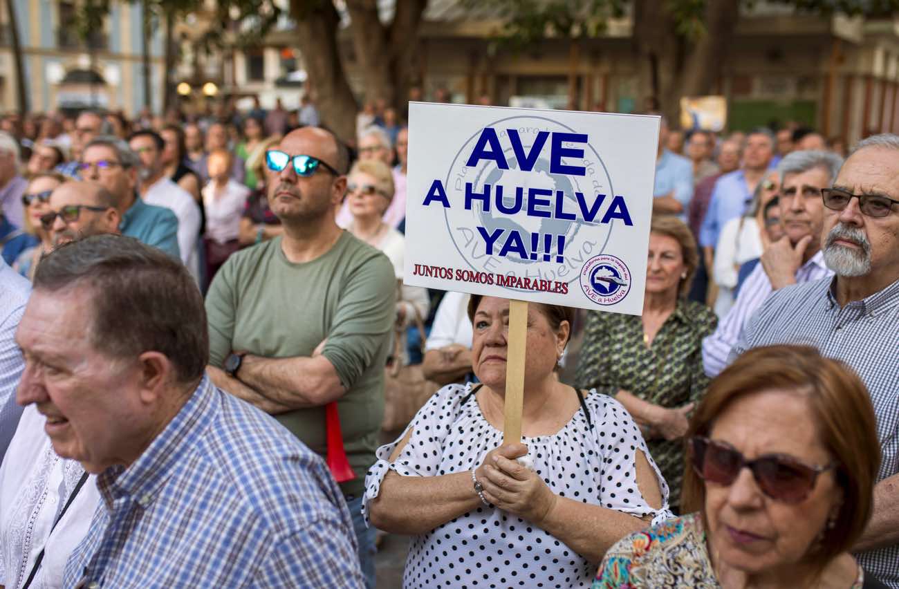 La concentración por el AVE a Huelva, en imágenes