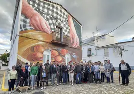 Un gran mural en La Nava rinde homenaje a la memoria y a la identidad de la mujer mayor