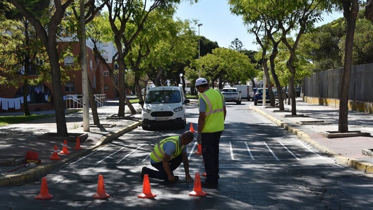 Pintados de pasos de peatones y de señalización horizontal esta semana en Punta Umbría