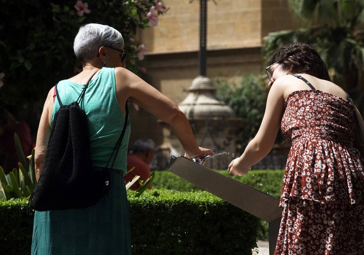 Dos mujeres refrescándose del calor ante las elevadas temperaturas