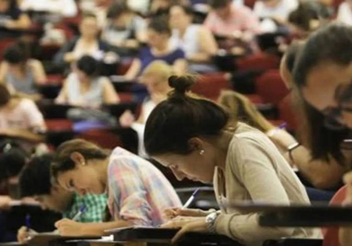 Estudiantes examinándose en la Universidad de Huelva
