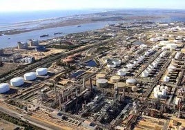 Controlada una fuga de un tanque del Polígono Nuevo Puerto, con emisiones que llegaron a la playa