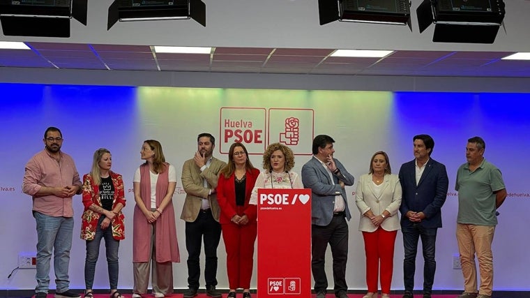 Limón, en rueda de prensa acompañada por otros dirigentes socialistas