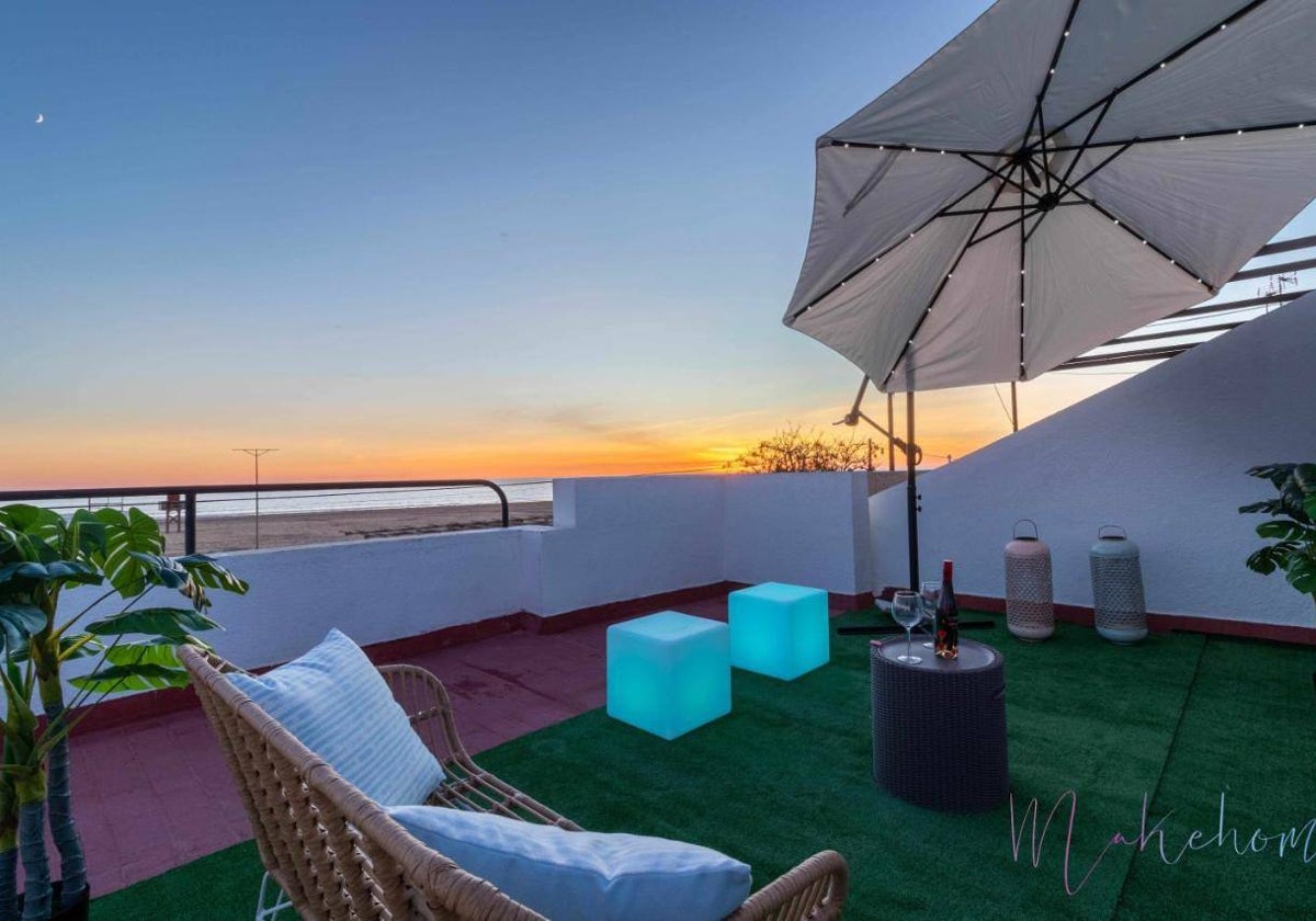 Terraza del chalet con vistas al mar