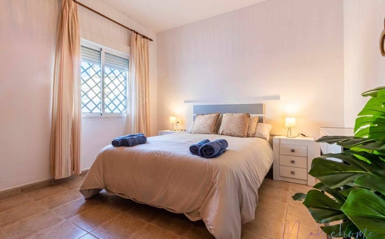 Imagen principal - El fantástico chalet con vistas al mar que se puede alquilar en este pueblo de Huelva por menos de 250 euros