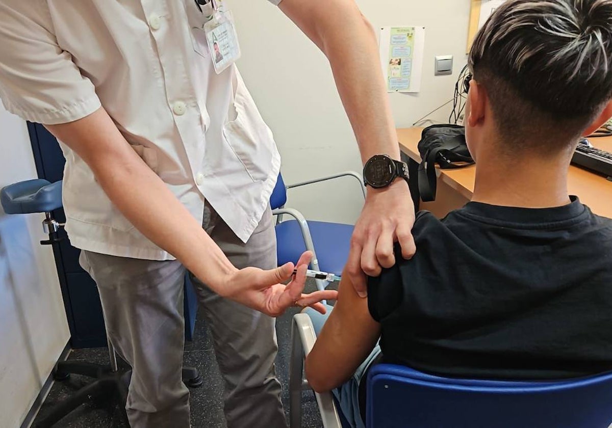 Un chico recibiendo la vacuna del VPH