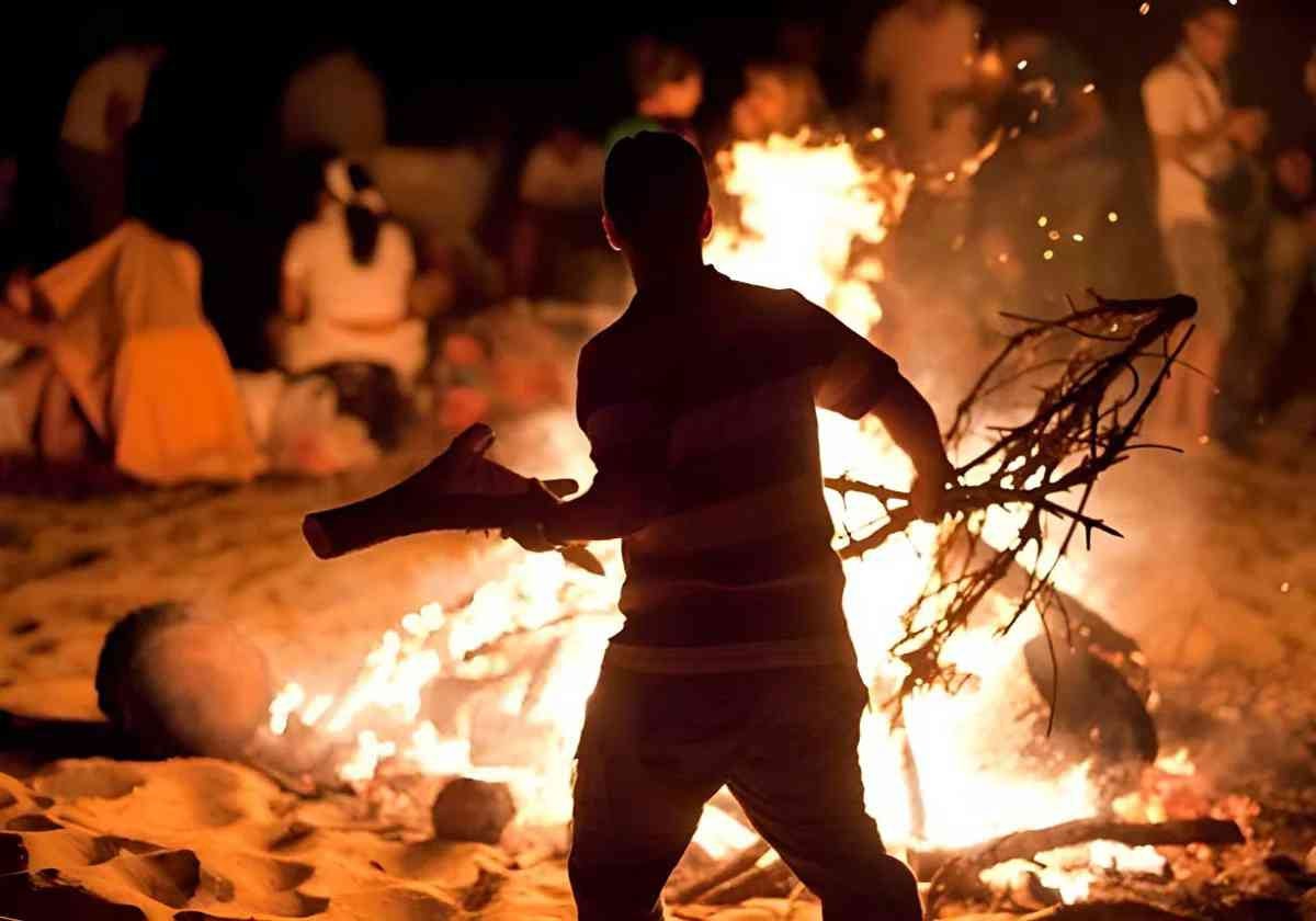 Imágenes como ésta ya no son posibles en las hogueras de la costa de Huelva