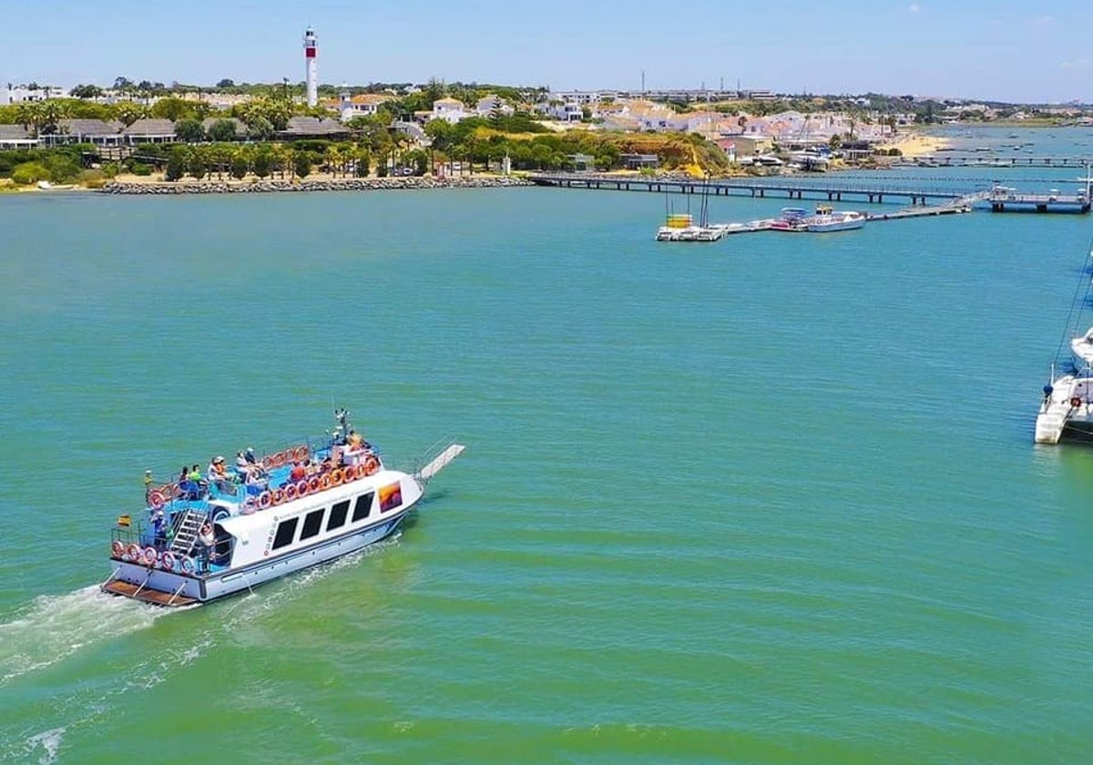 El ferry que cruza a la Flecha de El Rompido tiene diferentes paradas