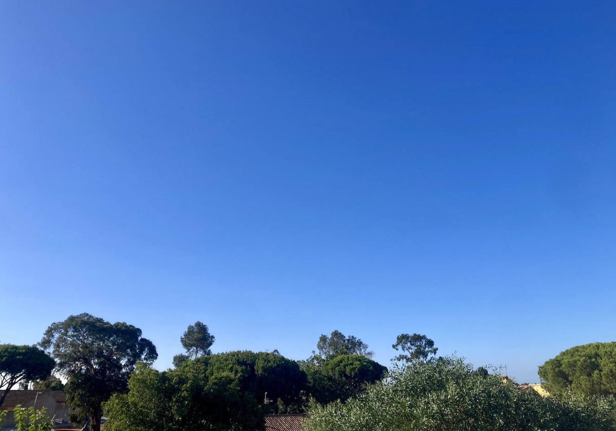 Viene un verano de altas temperaturas y cielos limpios de nubes