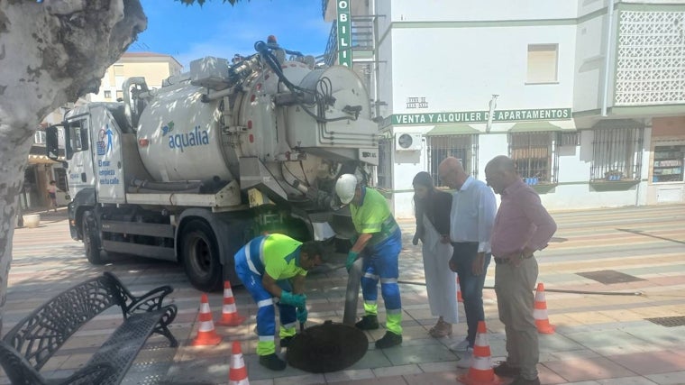 Extraen más de 32.000 kilos de residuos limpiando las alcantarillas de Lepe