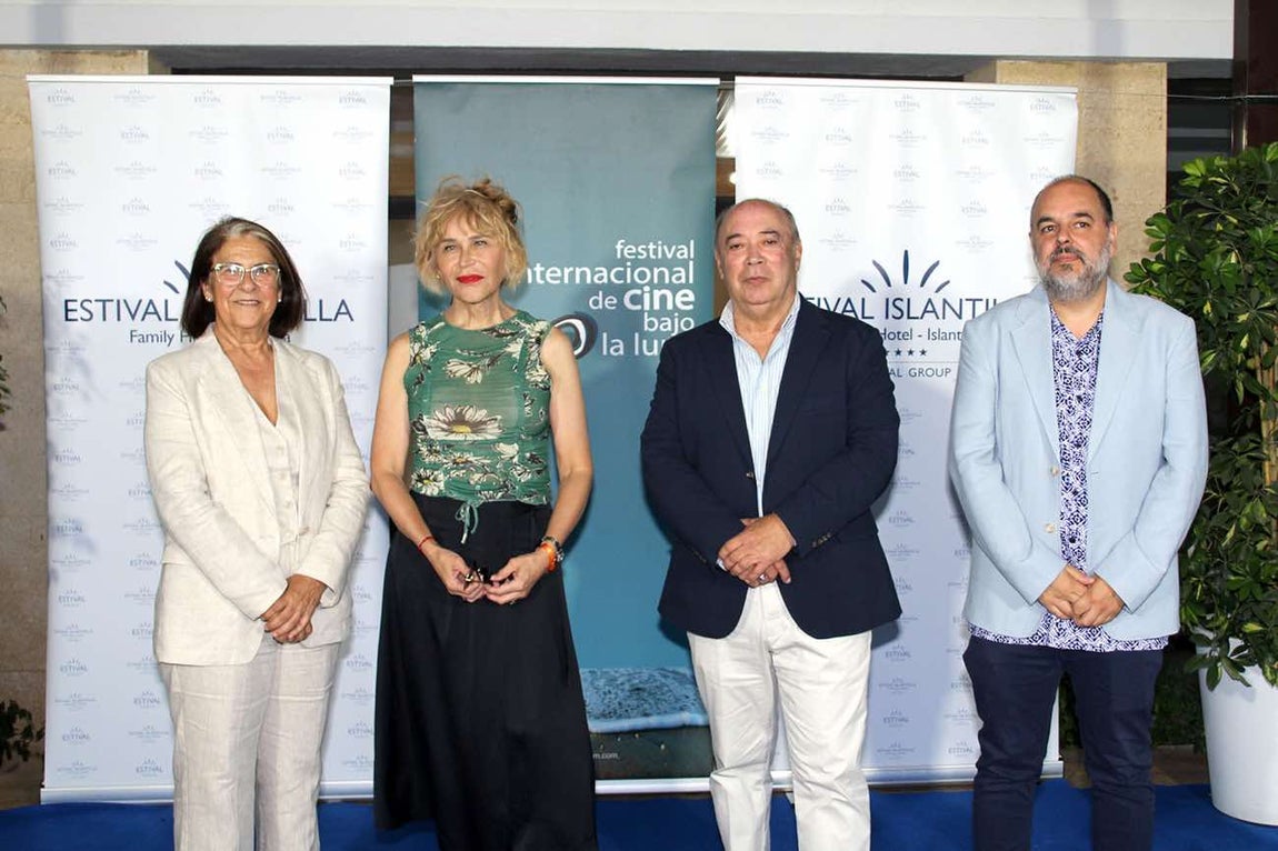 Antonia San Juan y representantes de Mancomunidad de Islantilla