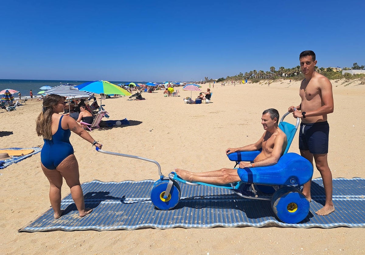 Usuario de movilidad reducida en una silla anfibia en Islantilla