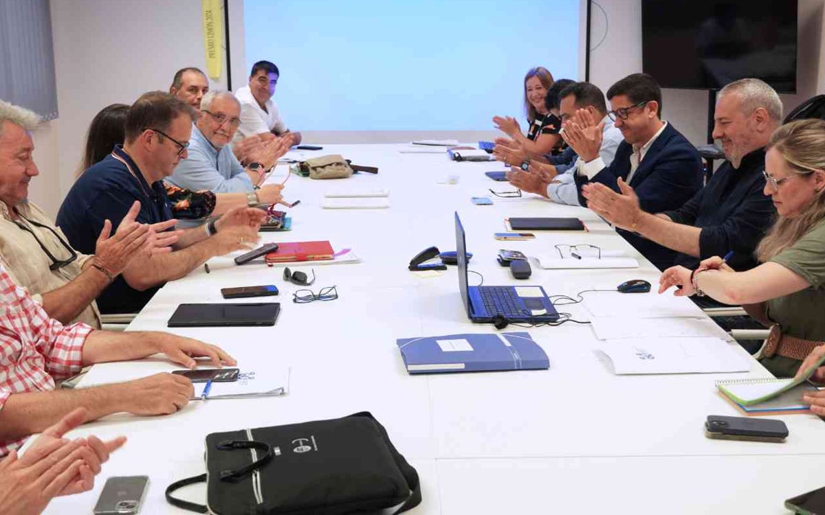 Aplausos tras la firma del convenio