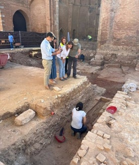 Imagen secundaria 2 - Imágenes de la visita de la delegada de Cultura a las excavaciones en la zona