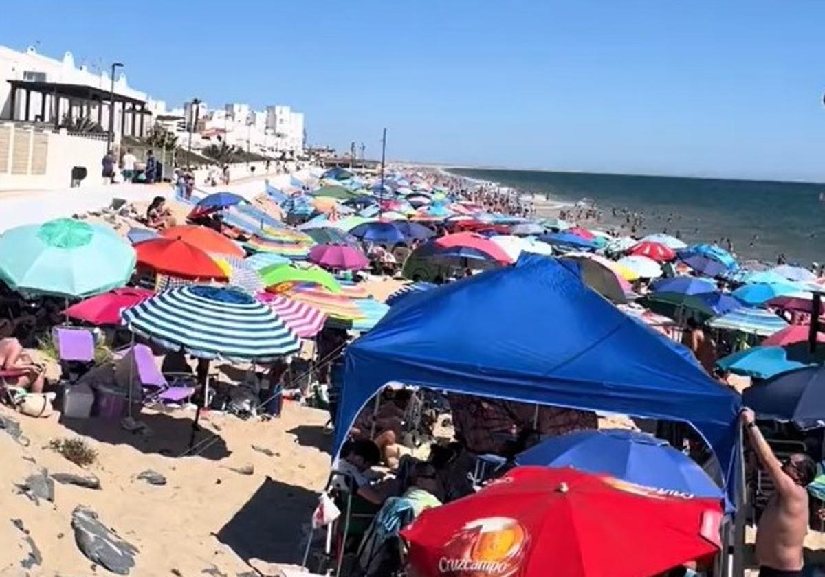 Masifiación en la Playa de Matalascañas, en Huelva