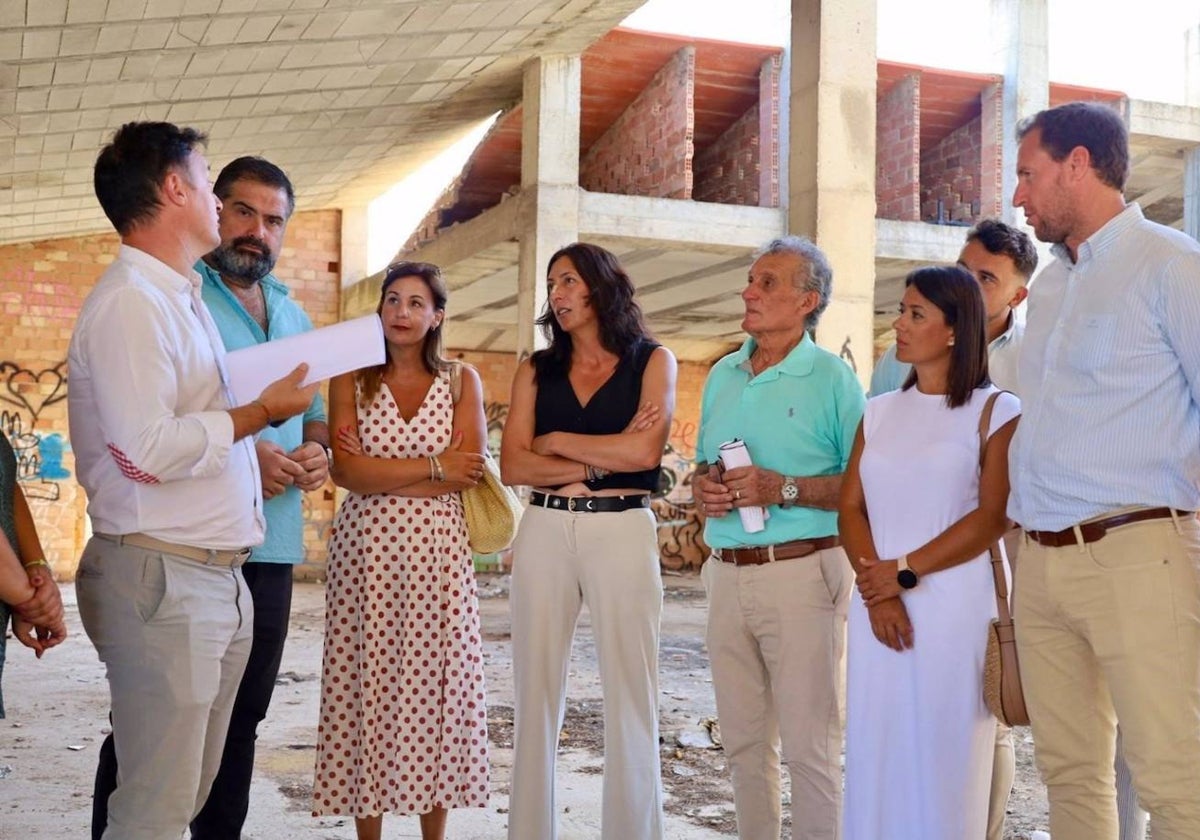 Loles López, en su visita a las obras de construcción del centro de día para personas mayores en Nuevo Portil