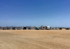 Costas inicia los trámites para recuperar como zona de playa la explanada que sirve como aparcamiento en La Canaleta de Punta Umbría