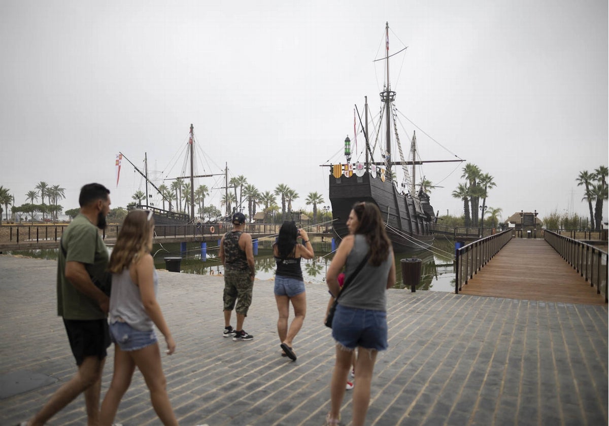 Algunos de los visitantes que han disfrutado de la reapertura del Muelle de las Carabelas