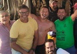 Las vacaciones de Manuel Carrasco en Isla Cristina: visitó a unos marineros y bailó con ellos en plena playa