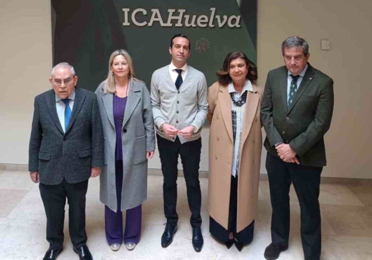La delegada Carmen Céspedes y el director general de Justicia Juvenil y Cooperación, Esteban Rondón, con responsables del Colegio de Abogados de Huelva