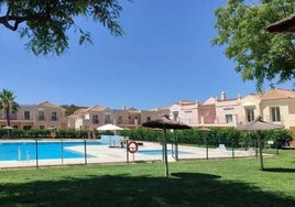 Se vende un chalet de dos plantas con piscina en Ayamonte por este increíble precio