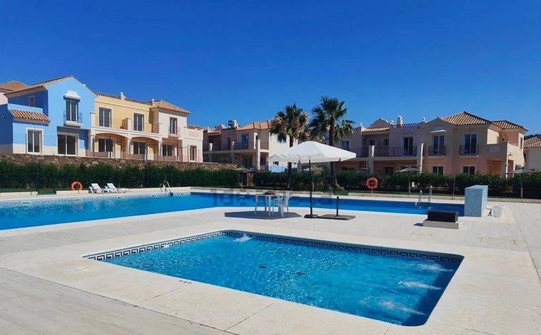 Imagen principal - Se vende un chalet de dos plantas con piscina en Ayamonte por este increíble precio