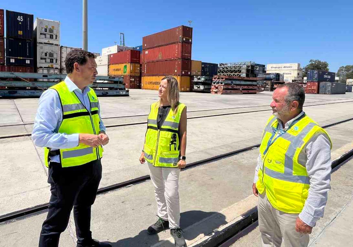 El presidente del Puerto de Huelva, Alberto Santana (izquierda), en una visita la actual terminal ferroviaria, acompañado de la jefa del Departamento de Proyectos y Obras, Guadalupe Díaz, y del responsable de Infraestructuras, Vicente González