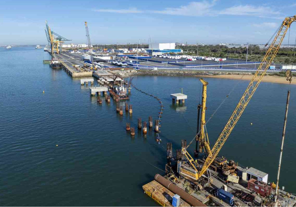 Las obras de construcción de una nueva doble rampa ro-ro en el Puerto de Huelva