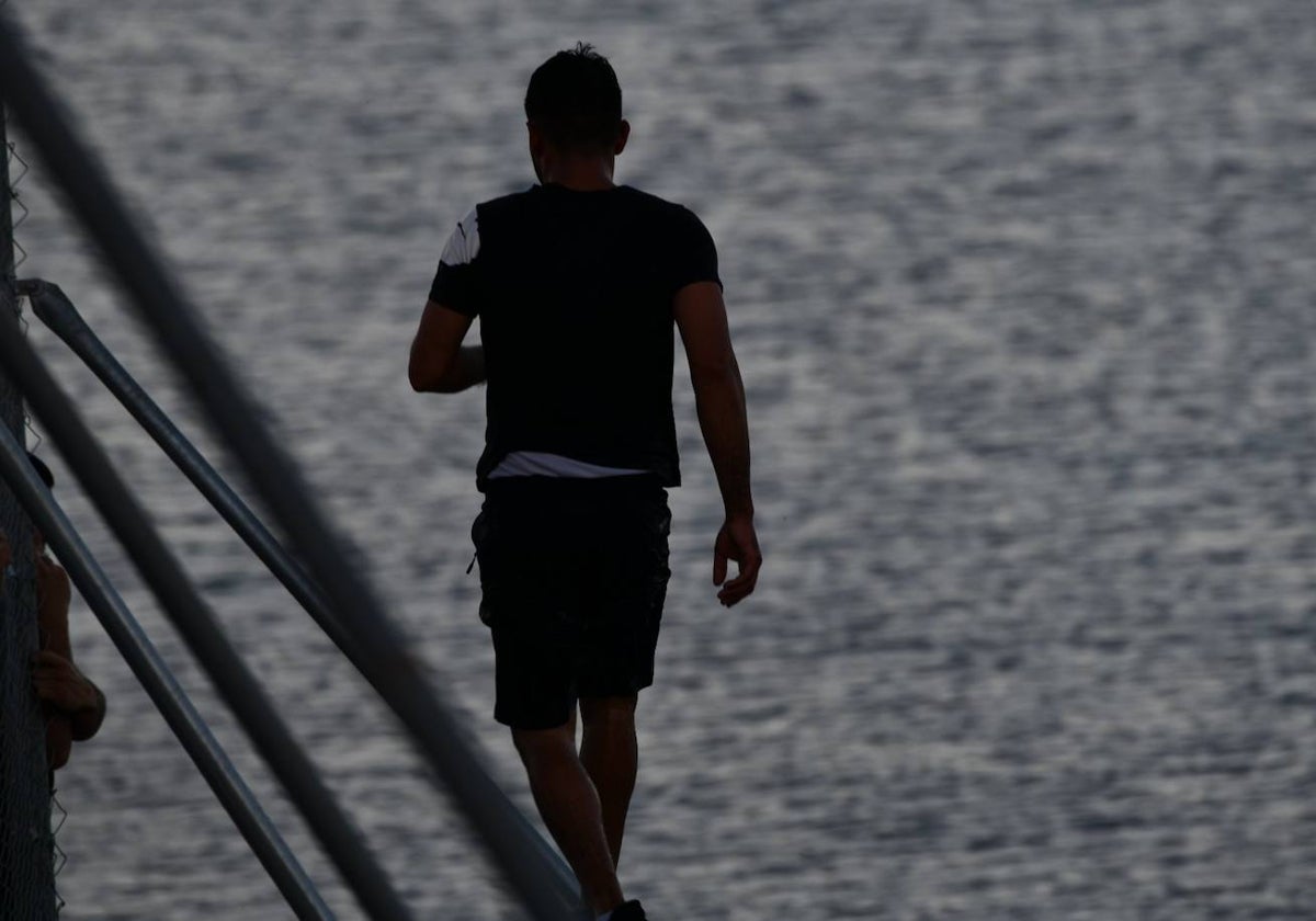 Una persona migrante camina por la playa del Tarajal, imagen de archivo