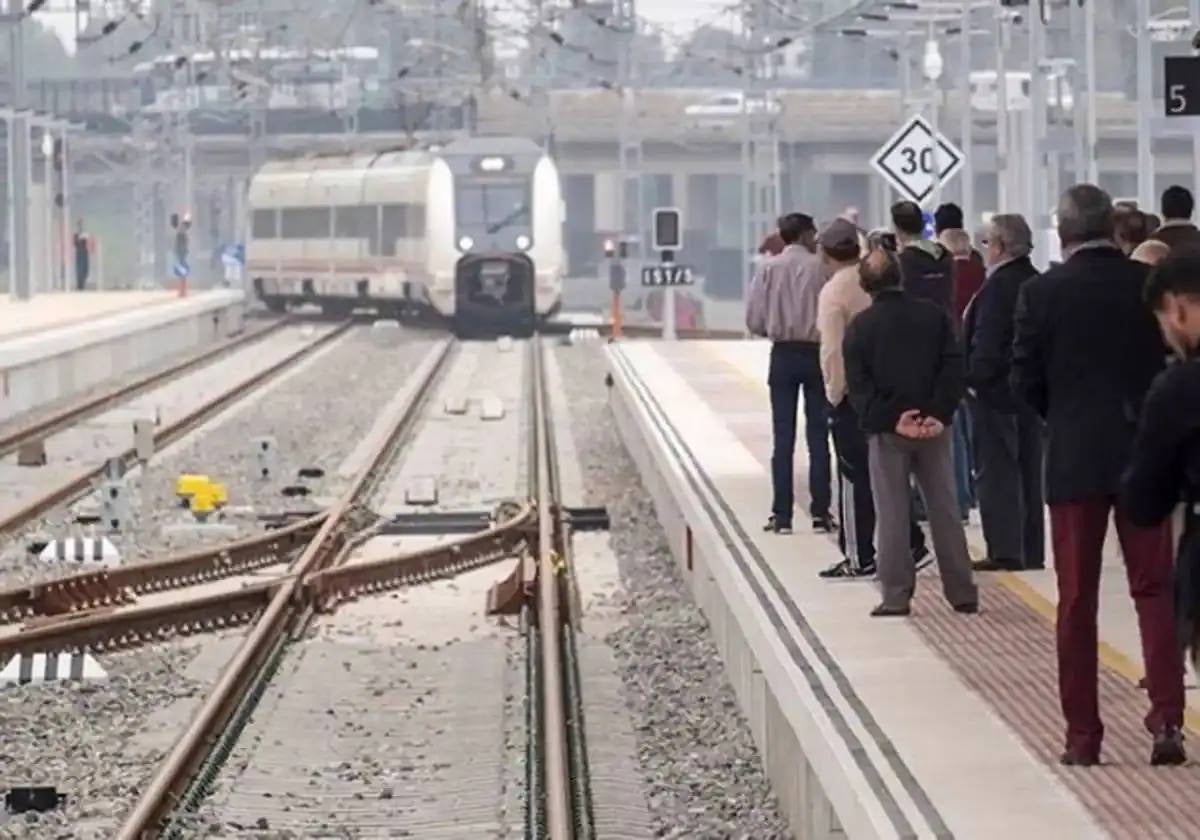 Tren entrando en la estación de Huelva