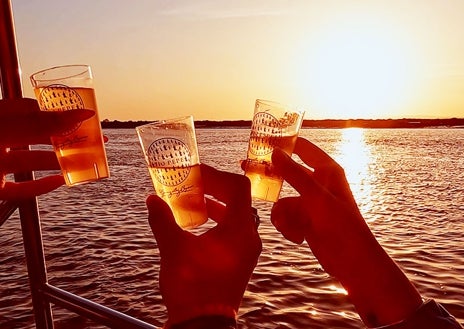 Imagen secundaria 1 - Gambas, vino y paseo en barco por 15 euros: así es el plan que puedes hacer en esta playa de Huelva