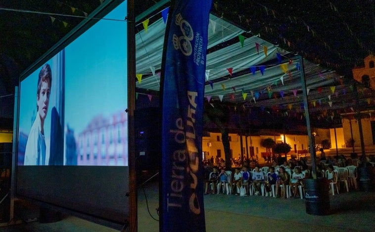 Imagen principal - 'Cine en el pueblo' cumple 33 años llevando la «magia» de la gran pantalla a poblaciones de Huelva
