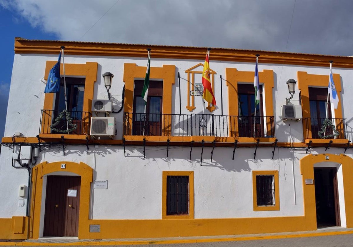 La fachada del Ayuntamiento de El Almendro