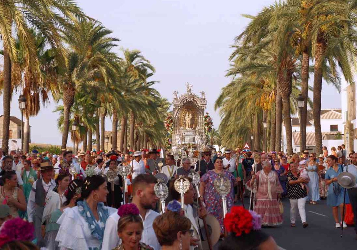 Tradicional traslado de la Virgen de los Milagros de vuelta a La Rábida