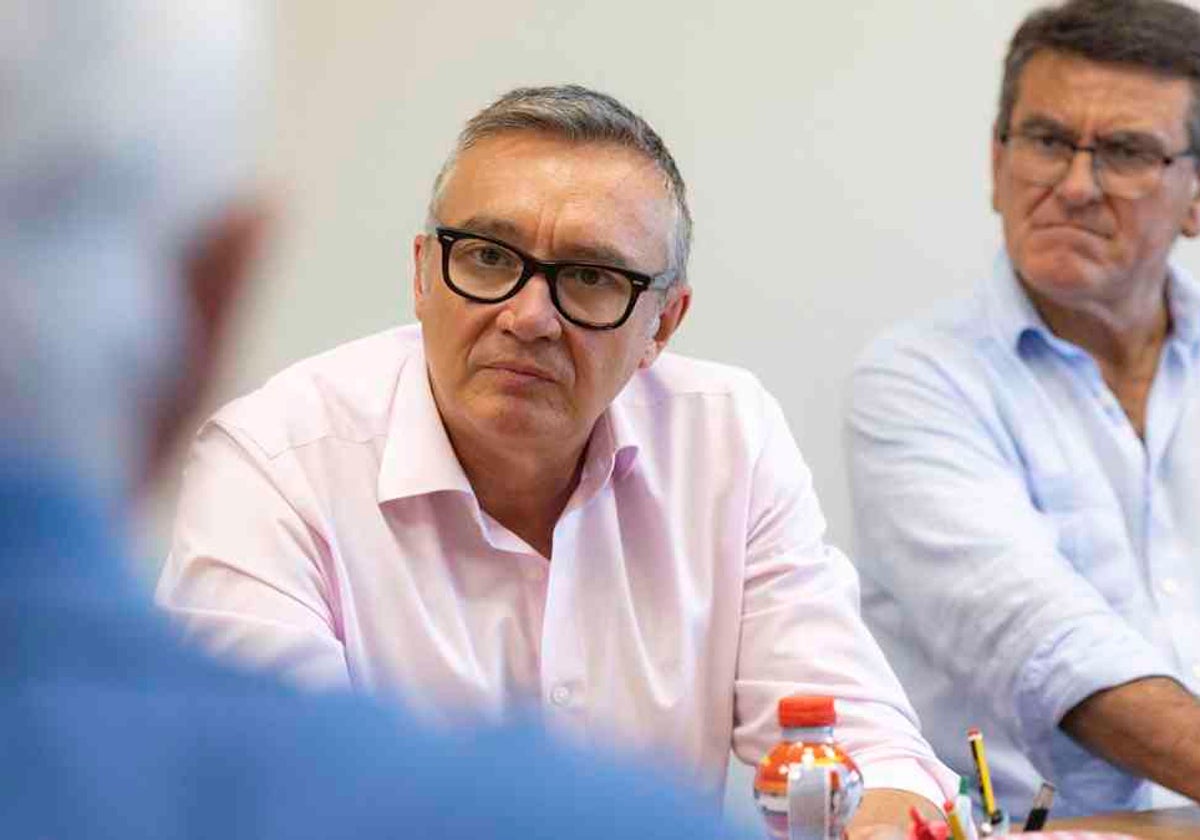 El portavoz de Vox en el Parlamento de Andalucía, Manuel Gavira, junto a Rafael Segovia