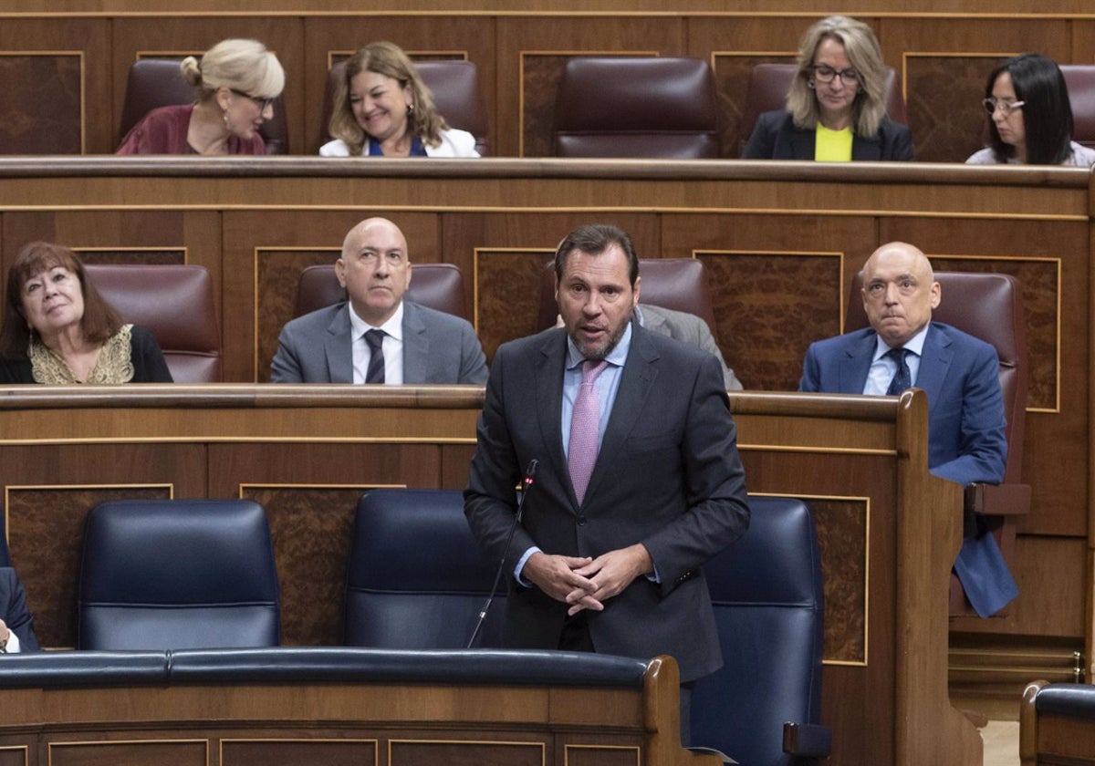 El ministro de Transportes y Movilidad Sostenible, Óscar Puente, interviene durante una sesión de control al Gobierno, en el Congreso de los Diputados