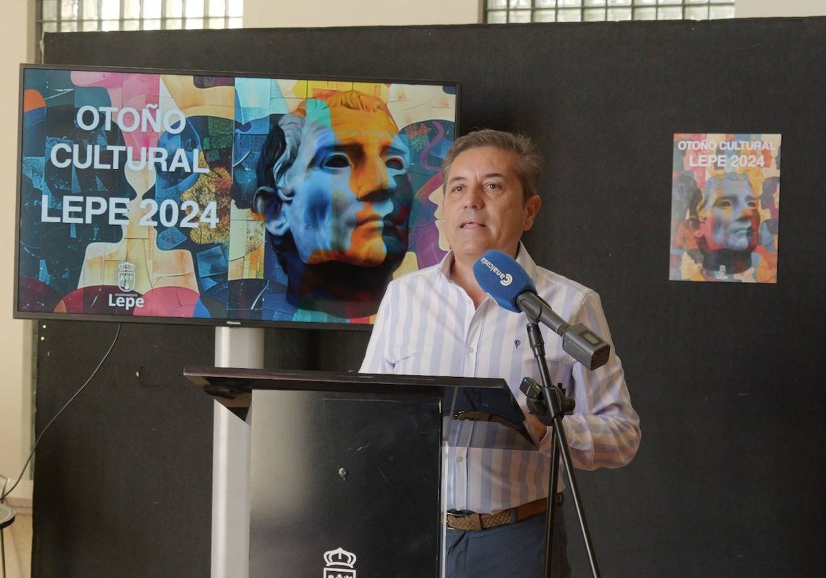 El concejal delegado del Área de Cultura, José Manuel Cortés, presentando la programación