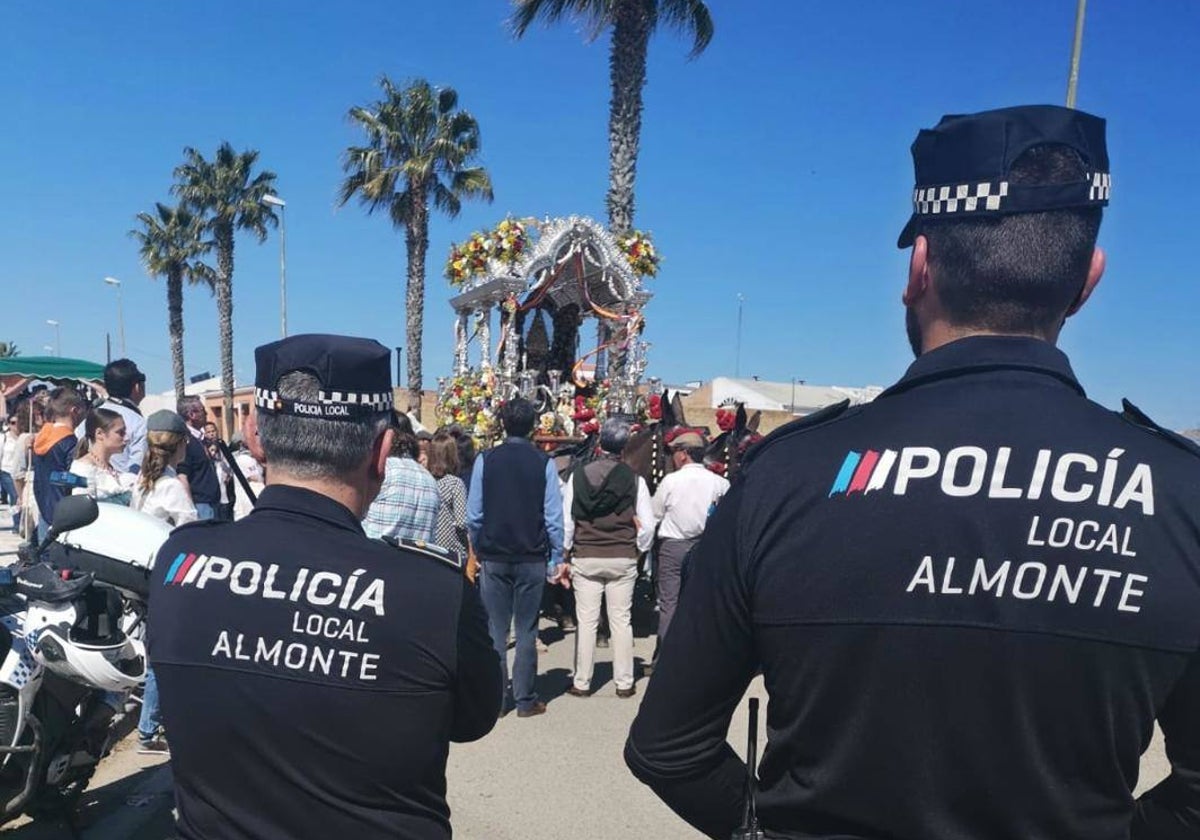 Foto de archivo de dos agentes de la Policía Local de Almonte