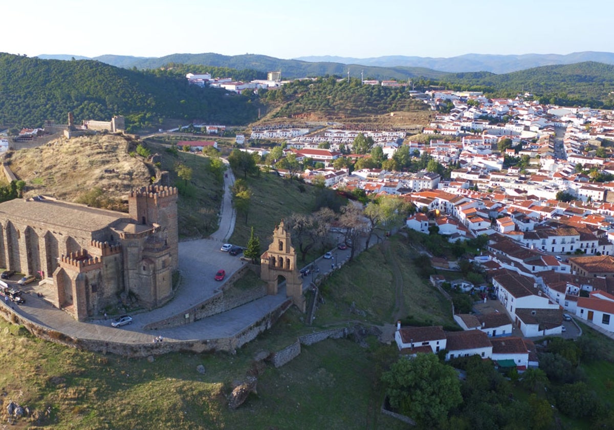 Este es el mejor destino para viajar en otoño, en Huelva, y que tiene uno de los castillos más bonitos de Andalucía