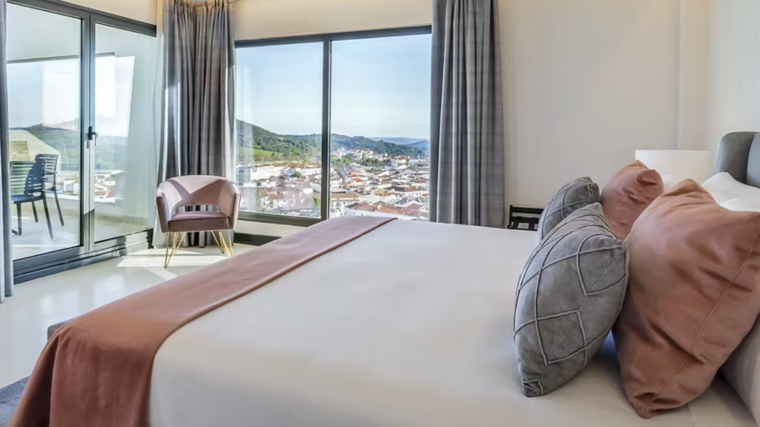 Habitación del hotel Barceló Aracena, desde donde también se obtienen vistas espectaculares del pueblo y de la Sierra