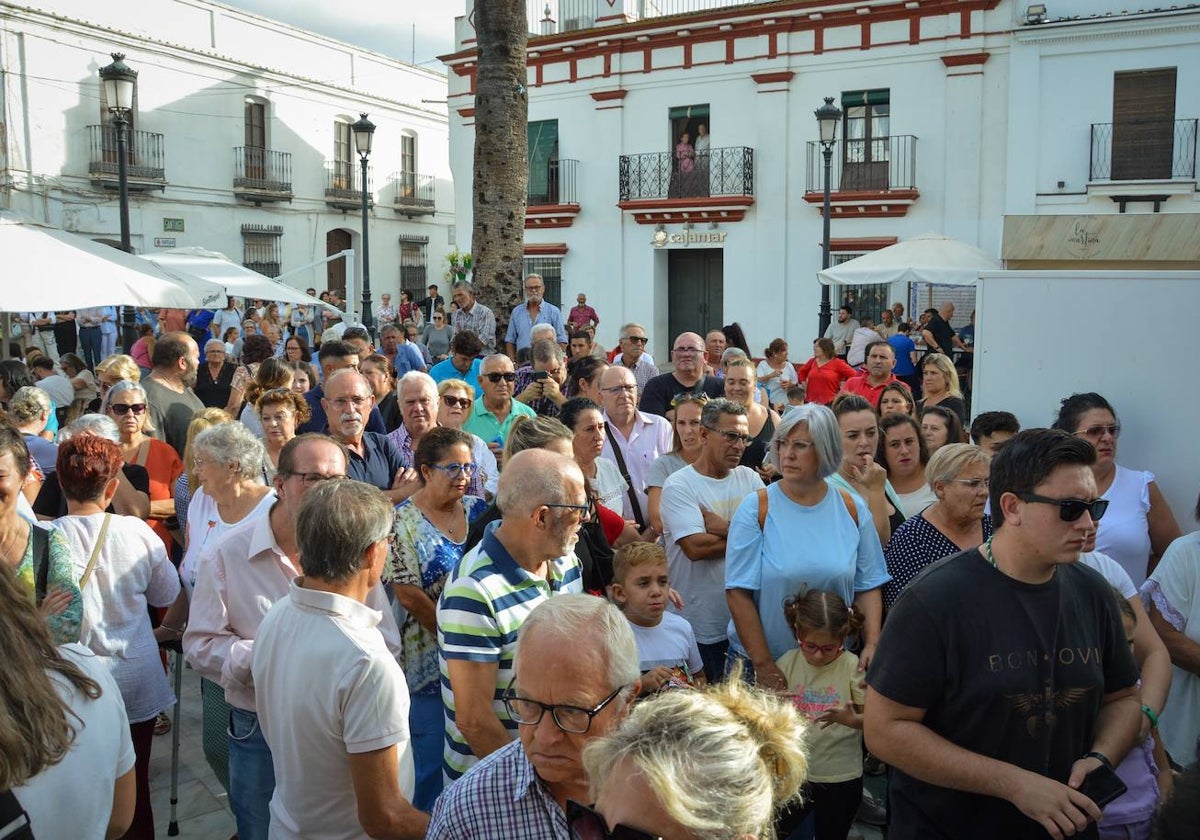 La concentración ha tenido lugar frente a la puerta del Ayuntamiento de Almonte