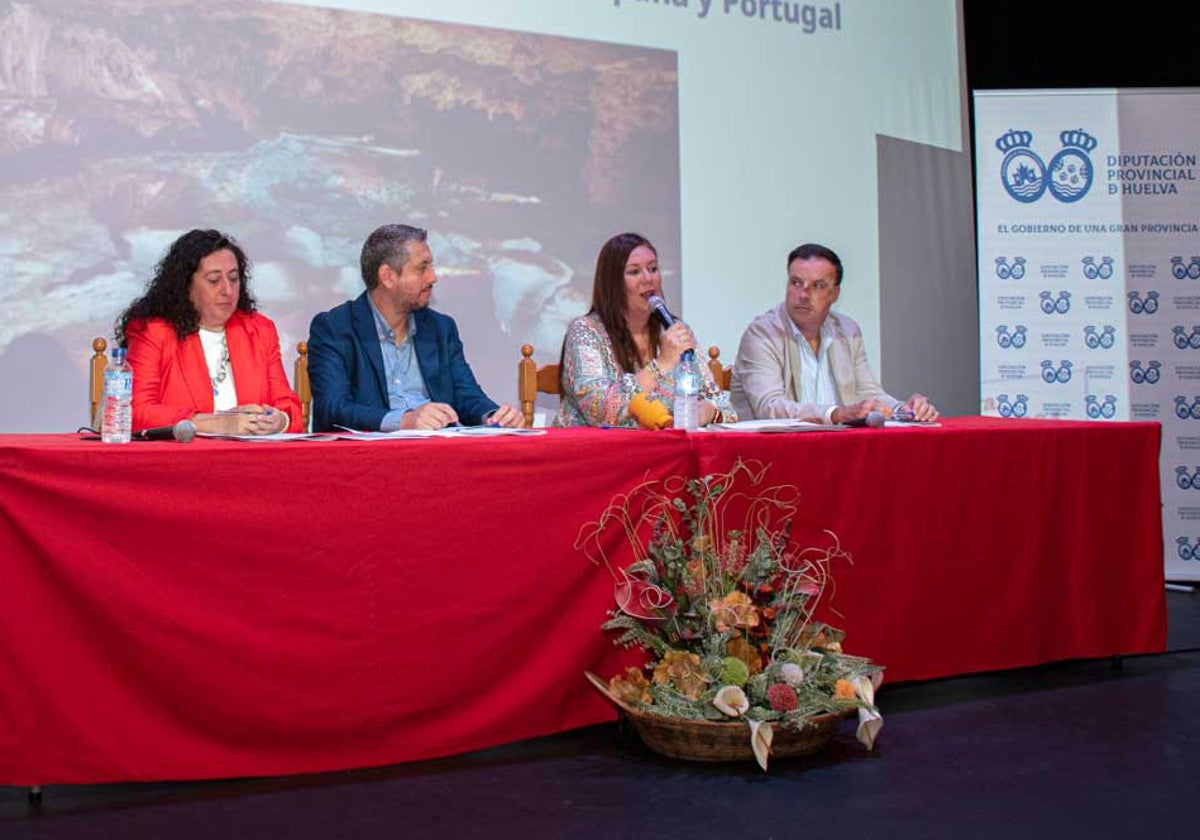 La vicepresidenta y diputada de Desarrollo Local y Fondos Europeos, Rocío Moreno, durante su intervención en la jornada de trabajo celebrada en Rosal de la Frontera