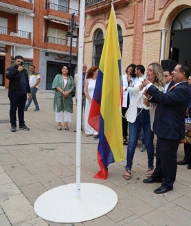 Imagen secundaria 2 - En la Plaza de España se ha izado la bandera de Colombia para continuar en la Escuela de la Felicidad con una sesión de networking