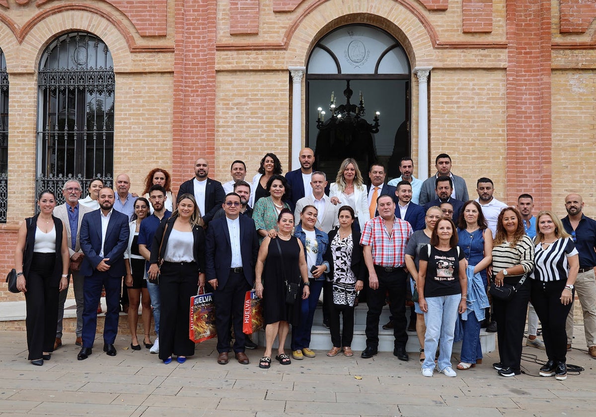 Los representantes colombianos en la puerta del Ayuntamiento de San Juan del Puerto esta tarde