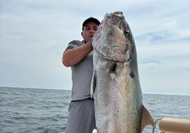 Dos pescadores de Huelva capturan un pez limón de casi 60 kilos en Mazagón