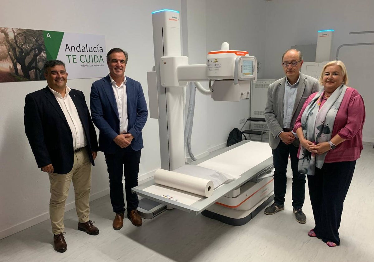 La visita de las autoridades a la nueva sala de radiología digital en Bollullos del Condado